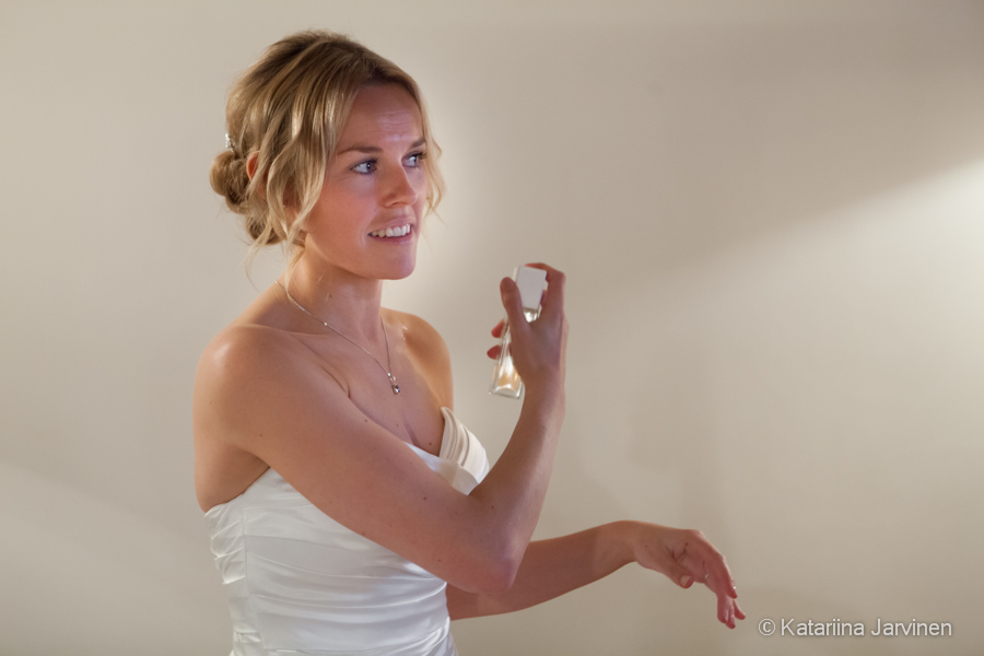 bride putting on perfume
